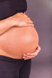 Schwangere schwarze Frau der Junge, die ihren Bauch berührt stockfotografie Schwangere schwarze Frau der Junge, die ihren Bauch berührt stockfotografie