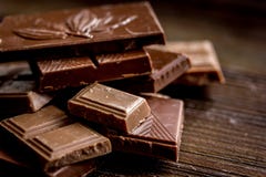 Schwarz- und Milchschokoladestückholztischhintergrund Lizenzfreie Stockfotografie Schwarz- und Milchschokoladestückholztischhintergrund Lizenzfreie Stockfotografie