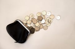 Schwarze Geldbörse mit Geld auf weißem Hintergrund lizenzfreie stockfotografie Schwarze Geldbörse mit Geld auf weißem Hintergrund lizenzfreie stockfotografie