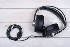 Schwarze große Kopfhörer für Musik- und Computerspiele mit Mikrofon und usb-Kabel auf weißem Hintergrund lizenzfreie stockfotografie Schwarze große Kopfhörer für Musik- und Computerspiele mit Mikrofon und usb-Kabel auf weißem Hintergrund lizenzfreie stockfotografie