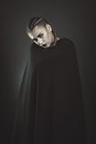 Schwarze Vampirsfrau mit schwarzem Mantel stockfotos Schwarze Vampirsfrau mit schwarzem Mantel stockfotos