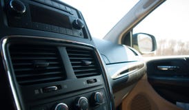 Schwarzer Autoinnenraum mit Radio- und Handschuhfach stockfotos Schwarzer Autoinnenraum mit Radio- und Handschuhfach stockfotos