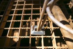 Schwarzer Gummisicherheitsseilschutz mit gegen das Grat conner auf dem Gitterbrei, der Seilschaden verhindert lizenzfreie stockfotos Schwarzer Gummisicherheitsseilschutz mit gegen das Grat conner auf dem Gitterbrei, der Seilschaden verhindert lizenzfreie stockfotos
