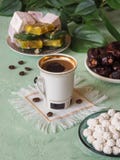 Schwarzer Kaffee und türkische Bonbons Süßes Lebensmittel in Ramadan Stockfoto Schwarzer Kaffee und türkische Bonbons Süßes Lebensmittel in Ramadan Stockfoto