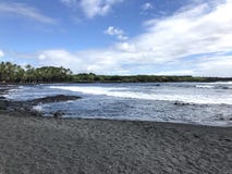 Schwarzer Sand Punaluu-Strand auf der großen Insel lizenzfreies stockbild Schwarzer Sand Punaluu-Strand auf der großen Insel lizenzfreies stockbild
