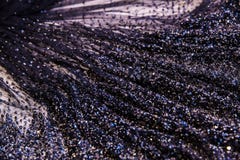 Schwarzes lichtdurchlässiges Gewebe, Perlen auf Gewebe, Hintergrund stockfoto Schwarzes lichtdurchlässiges Gewebe, Perlen auf Gewebe, Hintergrund stockfoto