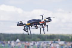 Schwarzes quadrocopter lizenzfreie stockbilder Schwarzes quadrocopter lizenzfreie stockbilder