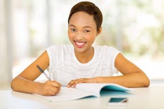 schwarzes Studentinstudieren lizenzfreie stockfotografie schwarzes Studentinstudieren lizenzfreie stockfotografie