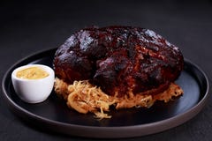 Schweinebratenknöchel mit gedämpftem Kohl und Senf stockbild Schweinebratenknöchel mit gedämpftem Kohl und Senf stockbild