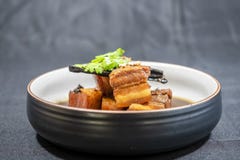 Schweinefleisch in süßer Brown-Soße, ist es in der süßen Soße auf schwarzem Hintergrund stockbild Schweinefleisch in süßer Brown-Soße, ist es in der süßen Soße auf schwarzem Hintergrund stockbild