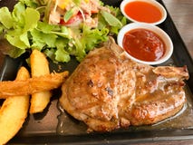 Schweinefleischgeschäftsstangen-Tellerhintergrund lizenzfreies stockbild Schweinefleischgeschäftsstangen-Tellerhintergrund lizenzfreies stockbild