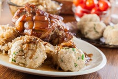 Schweinefleischknöchel mit gebratenem Sauerkraut stockfotografie Schweinefleischknöchel mit gebratenem Sauerkraut stockfotografie