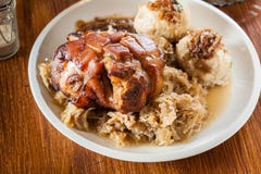 Schweinefleischknöchel mit gebratenem Sauerkraut lizenzfreies stockfoto Schweinefleischknöchel mit gebratenem Sauerkraut lizenzfreies stockfoto