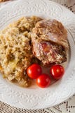 Schweinefleischknöchel mit gebratenem Sauerkraut und Tomaten lizenzfreies stockbild Schweinefleischknöchel mit gebratenem Sauerkraut und Tomaten lizenzfreies stockbild