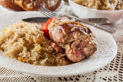 Schweinefleischknöchel mit gebratenem Sauerkraut und Tomaten stockbilder Schweinefleischknöchel mit gebratenem Sauerkraut und Tomaten stockbilder