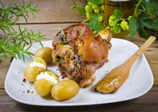 Schweinefleischknöchel und -bier stockfotos Schweinefleischknöchel und -bier stockfotos