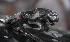Schweiz; Genève; Mars 9, 2019; Jaguar XK150S huvprydnad; Den 89th internationella motorshowen i Genève från 7th till 17th av arkivbild Schweiz; Genève; Mars 9, 2019; Jaguar XK150S huvprydnad; Den 89th internationella motorshowen i Genève från 7th till 17th av arkivbild