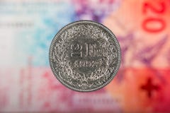 2 schweizare Franc Coin med 20 schweizare Franc Bill som bakgrund royaltyfri fotografi 2 schweizare Franc Coin med 20 schweizare Franc Bill som bakgrund royaltyfri fotografi