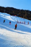 Schweizer Landschaft und Skifahrer lizenzfreie stockbilder Schweizer Landschaft und Skifahrer lizenzfreie stockbilder