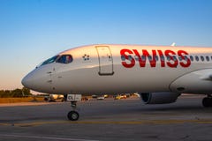 Schweizisk Bombardier CS300 på Pulaflygplatsen arkivfoto Schweizisk Bombardier CS300 på Pulaflygplatsen arkivfoto