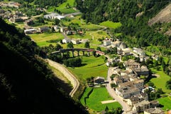 Schweiziskt rött drev Bernina som är uttrycklig på den Brusio viadukten Royaltyfri Bild Schweiziskt rött drev Bernina som är uttrycklig på den Brusio viadukten Royaltyfri Bild