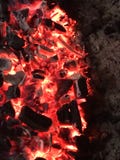 Schwelendes Kohlenfeuer in der Nacht stockfotografie Schwelendes Kohlenfeuer in der Nacht stockfotografie