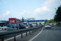 Schweres trafiic mit Ansammlungen an Gebührenstelle Lucko in Zagreb, Kroatien während der touristischen Jahreszeit stockfoto Schweres trafiic mit Ansammlungen an Gebührenstelle Lucko in Zagreb, Kroatien während der touristischen Jahreszeit stockfoto