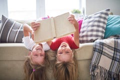 Schwester-Lesebuch umgedreht stockbilder Schwester-Lesebuch umgedreht stockbilder