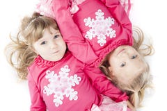 Schwestern in zusammenpassenden Winter-Ausstattungen lizenzfreies stockfoto Schwestern in zusammenpassenden Winter-Ausstattungen lizenzfreies stockfoto