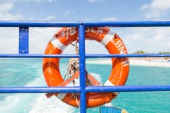 Schwimmweste auf einer Fähre nahe Isla Mujeres an einem sonnigen Tag stockbilder Schwimmweste auf einer Fähre nahe Isla Mujeres an einem sonnigen Tag stockbilder