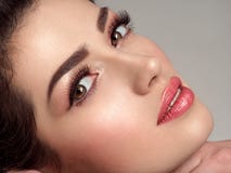 Schöne junge Modefrau mit modernem Make-up lizenzfreie stockfotografie Schöne junge Modefrau mit modernem Make-up lizenzfreie stockfotografie
