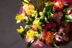 Schöner eleganter Sommerfrühlingsblumenstrauß mit Rosen und Alstroemerias lizenzfreie stockbilder Schöner eleganter Sommerfrühlingsblumenstrauß mit Rosen und Alstroemerias lizenzfreie stockbilder