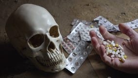 Schädel, Tabletten und Hand einer toten Person stock footage Schädel, Tabletten und Hand einer toten Person stock footage