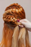 Schön, mit lang, spinnt rothaariges haariges Mädchen, Friseur eine Borte, Nahaufnahme in einem Schönheitssalon stockbild Schön, mit lang, spinnt rothaariges haariges Mädchen, Friseur eine Borte, Nahaufnahme in einem Schönheitssalon stockbild