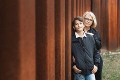 Schöne, Allein Erziehendemutter und jugendlich Sohn im Park foto stockfotografie Schöne, Allein Erziehendemutter und jugendlich Sohn im Park foto stockfotografie