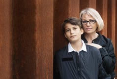 Schöne, Allein Erziehendemutter und jugendlich Sohn im Park foto lizenzfreies stockbild Schöne, Allein Erziehendemutter und jugendlich Sohn im Park foto lizenzfreies stockbild