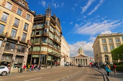 Schöne alte Gebäude und königliches Quadrat Brüssels mit St. Jacques Church beim Coudenberg lizenzfreies stockfoto Schöne alte Gebäude und königliches Quadrat Brüssels mit St. Jacques Church beim Coudenberg lizenzfreies stockfoto