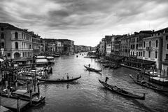 Schöne Ansicht der traditionellen Gondel auf dem berühmten Kanal groß stockfotos Schöne Ansicht der traditionellen Gondel auf dem berühmten Kanal groß stockfotos