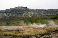 Schöne Ansicht des Nationalparks im Tal von Haukadalur, Island lizenzfreie stockbilder Schöne Ansicht des Nationalparks im Tal von Haukadalur, Island lizenzfreie stockbilder
