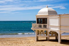 Schöne Ansicht eines Strandes in Cadiz am sonnigen Tag lizenzfreies stockbild Schöne Ansicht eines Strandes in Cadiz am sonnigen Tag lizenzfreies stockbild