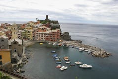 Schöne Ansicht von Vernazza Ist eins von fünf berühmten bunten Dörfern Cinque Terre National Park in Italien, verschoben lizenzfreies stockbild Schöne Ansicht von Vernazza Ist eins von fünf berühmten bunten Dörfern Cinque Terre National Park in Italien, verschoben lizenzfreies stockbild