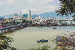 Schöne Ansicht über Nha Trang und Bucht des Südchinesisches Meer-Blaus stockfotografie Schöne Ansicht über Nha Trang und Bucht des Südchinesisches Meer-Blaus stockfotografie