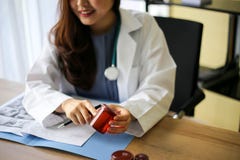 Schöne Arztmedizindoktor- oder -apothekerleseanmerkungen stockfotografie Schöne Arztmedizindoktor- oder -apothekerleseanmerkungen stockfotografie