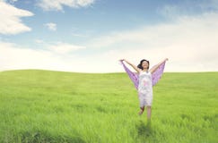 Schöne asiatische Frau, die auf grünem Feld läuft lizenzfreies stockfoto Schöne asiatische Frau, die auf grünem Feld läuft lizenzfreies stockfoto