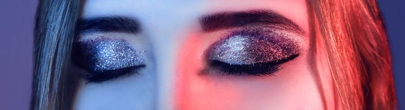 Schöne Augen-Retro Art-Make-up Falsche Peitschen Feiertagsmake-updetail Falsche Peitschen Frau in den bunten hellen Lichtern mit lizenzfreie stockfotografie Schöne Augen-Retro Art-Make-up Falsche Peitschen Feiertagsmake-updetail Falsche Peitschen Frau in den bunten hellen Lichtern mit lizenzfreie stockfotografie