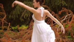 Schöne Ballerina, die Übungen in einem Park tut stock video Schöne Ballerina, die Übungen in einem Park tut stock video