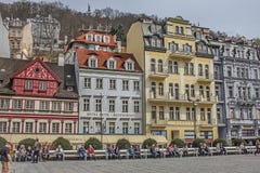 Schöne bunte Gebäude nahe bei dem Ufer des Flusses in Karlovy Vary stockbild Schöne bunte Gebäude nahe bei dem Ufer des Flusses in Karlovy Vary stockbild