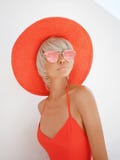 Schöne Dame im roten Hut und in der Sonnenbrille Stockbild Schöne Dame im roten Hut und in der Sonnenbrille Stockbild