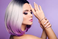 Schöne Dame stellt Amethystring- und -armbandschmucksatz dar Frauenporträt mit ombre bewegen sich Kurzhaarfrisur und manikürte Nä stockfotografie Schöne Dame stellt Amethystring- und -armbandschmucksatz dar Frauenporträt mit ombre bewegen sich Kurzhaarfrisur und manikürte Nä stockfotografie