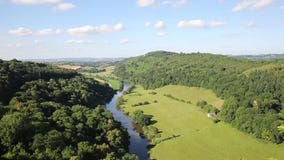 Schöne englische Landschaft das Ypsilon-Tal-und Fluss-Ypsilon zwischen Herefordshire und Gloucestershire verschieben stock video Schöne englische Landschaft das Ypsilon-Tal-und Fluss-Ypsilon zwischen Herefordshire und Gloucestershire verschieben stock video